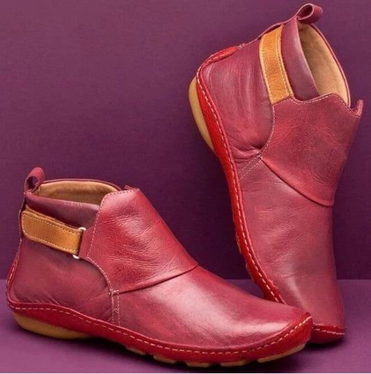 Bottines City Flair™ portées avec une tenue chic et décontractée.