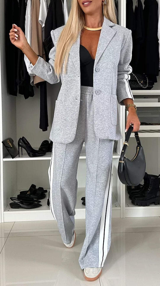 Bandes contrastées élégantes sur l’ensemble Mina™, ajoutant une touche unique.