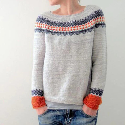 Col rond intemporel du pull Mme Noël™, parfait pour toutes les occasions.