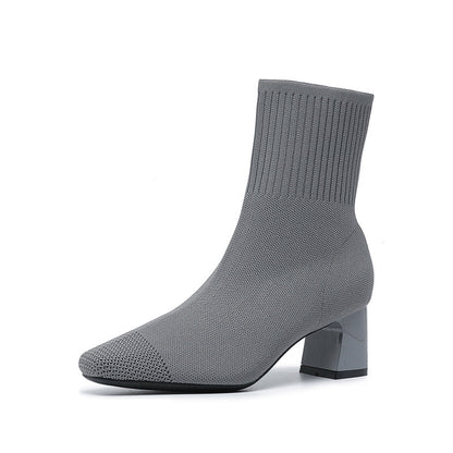 Modèle portant les bottes NEOUS avec un look chic.