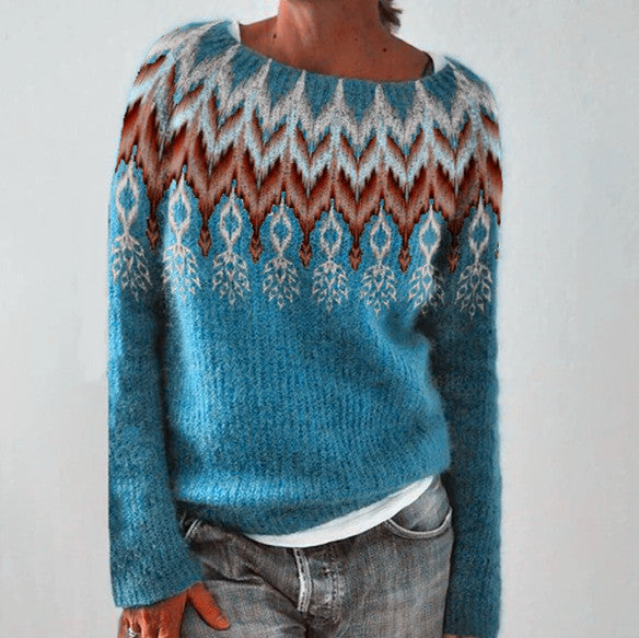 Pull Mme Noël™ porté avec une tenue décontractée et moderne.